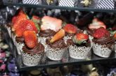 Cupcake chocolate com cobertura de ganache e morango