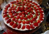 Bolo de mousse de chocolate e morango